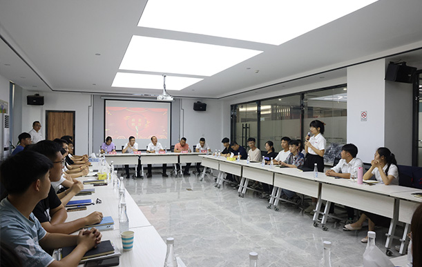 乔”见将来，顶“锋”相会